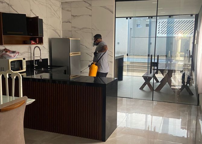 Equipe de dedetização em ação